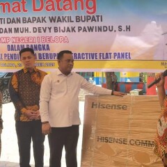 Penyerahan secara simbolis alat digital berupa Interactive Flat Panel oleh Bupati Luwu