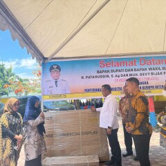 Penyerahan secara simbolis alat digital berupa Interactive Flat Panel oleh Bupati Luwu