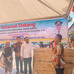 Penyerahan secara simbolis alat digital berupa Interactive Flat Panel oleh Bupati Luwu