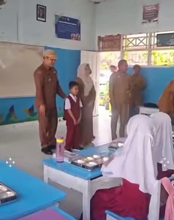 Program Makan Bergizi Gratis (MBG) Dilaksanakan di SDN 7 Komba, Kepala Dinas Pendidikan Turun Langsung Pantau Kegiatan
