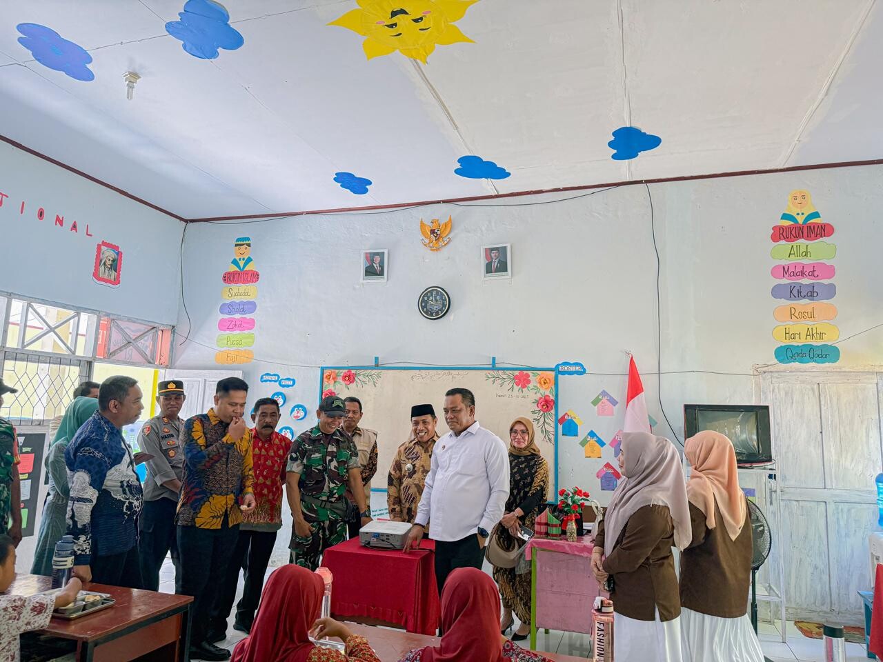 Bupati Luwu Pantau Langsung Pelaksanaan Program Makan Bergizi Gratis (MBG) di SDN 227 Larompong