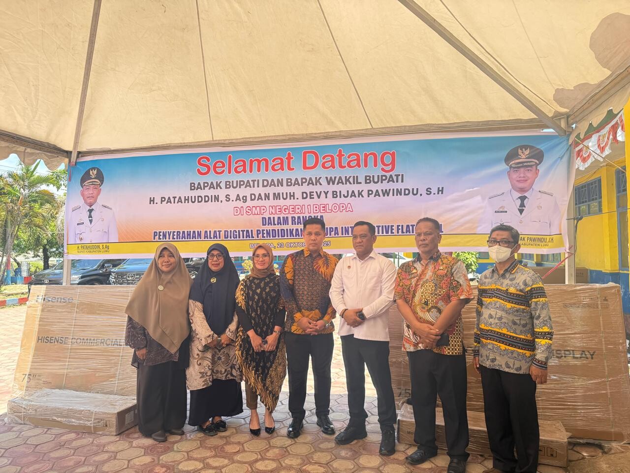 Penyerahan secara simbolis alat digital berupa Interactive Flat Panel yang diserahkan langsung oleh Bupati Luwu