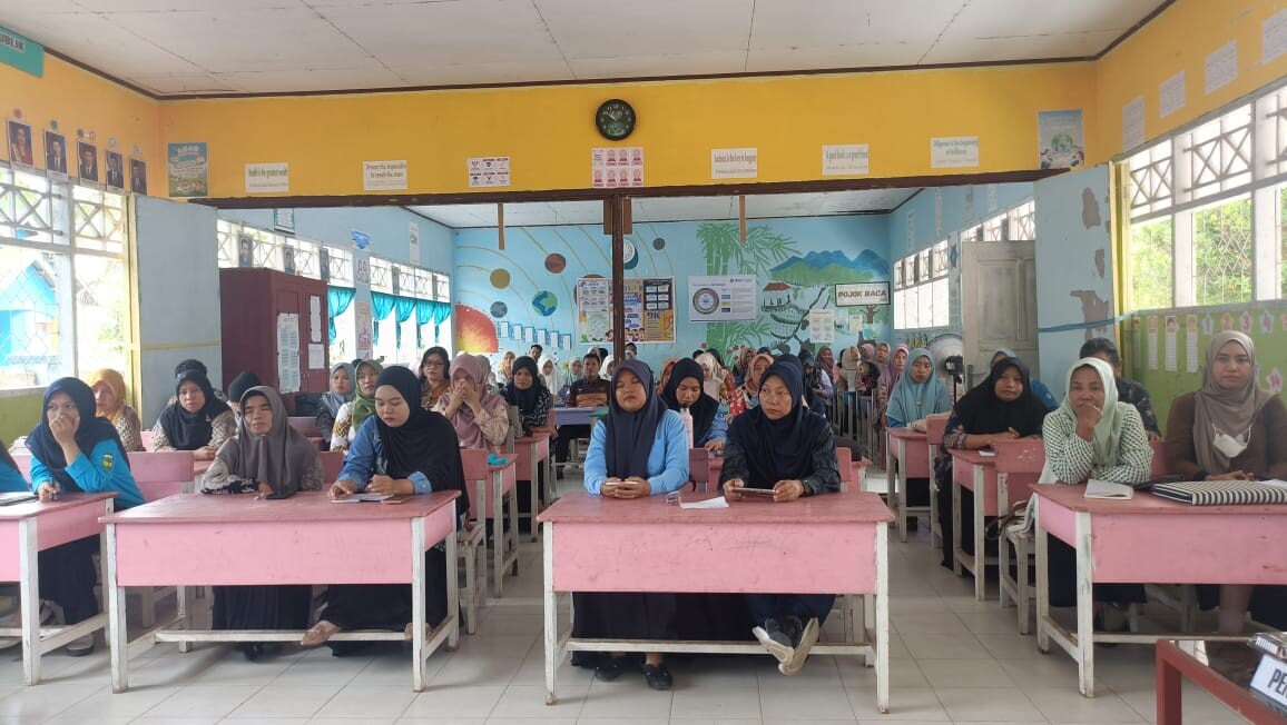 Dinas Pendidikan Kabupaten Luwu Gelar Bimtek Digitalisasi Pembelajaran Penggunaan Smart Board di 8 Korwil
