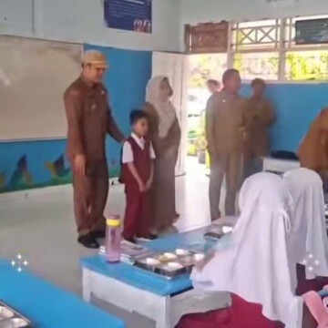 Program Makan Bergizi Gratis (MBG) Dilaksanakan di SDN 7 Komba, Kepala Dinas Pendidikan Turun Langsung Pantau Kegiatan