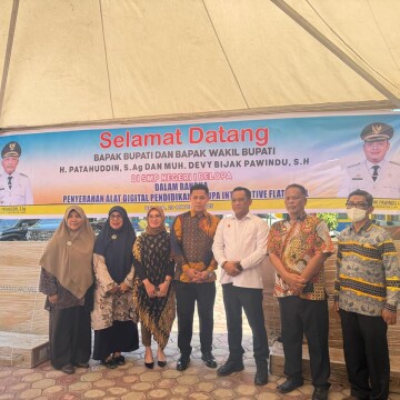 Penyerahan secara simbolis alat digital berupa Interactive Flat Panel yang diserahkan langsung oleh Bupati Luwu